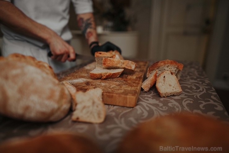 Skrundas muižā šefpavārs Raivo Žanis Behmanis 29.02.2020 rīko autorvakariņas «Jaunatklāj Kurzemes garšu». Foto: Skrundasmuiza.lv Skrundas muižā šefpavārs Raivo Žanis Behmanis 29.02.2020 rīko autorvakariņas «Jaunatklāj Kurzemes garšu». Foto: Skrundasmuiza.lv 278975