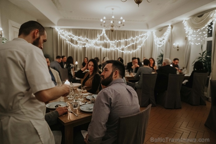 Skrundas muižā šefpavārs Raivo Žanis Behmanis 29.02.2020 rīko autorvakariņas «Jaunatklāj Kurzemes garšu». Foto: Skrundasmuiza.lv Skrundas muižā šefpavārs Raivo Žanis Behmanis 29.02.2020 rīko autorvakariņas «Jaunatklāj Kurzemes garšu». Foto: Skrundasmuiza.lv 278977