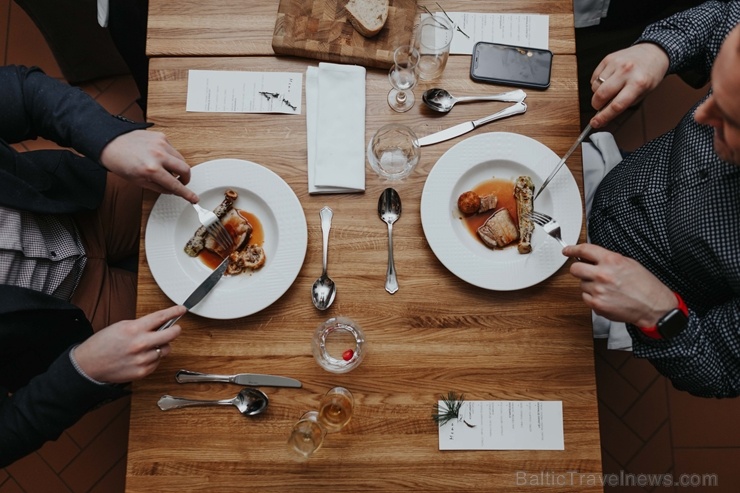 Skrundas muižā šefpavārs Raivo Žanis Behmanis 29.02.2020 rīko autorvakariņas «Jaunatklāj Kurzemes garšu». Foto: Skrundasmuiza.lv Skrundas muižā šefpavārs Raivo Žanis Behmanis 29.02.2020 rīko autorvakariņas «Jaunatklāj Kurzemes garšu». Foto: Skrundasmuiza.lv 278980