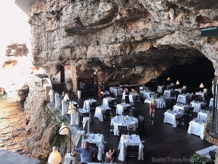 Skaistumkonkursu dalībniece Viktorija Brunova iesaka apmeklēt Itālijas restorānu «Grotta Palazzese Restaurant». Foto: Viktorija Brovuna Skaistumkonkursu dalībniece Viktorija Brunova iesaka apmeklēt Itālijas restorānu «Grotta Palazzese Restaurant». Foto: Viktorija Brovuna 279141