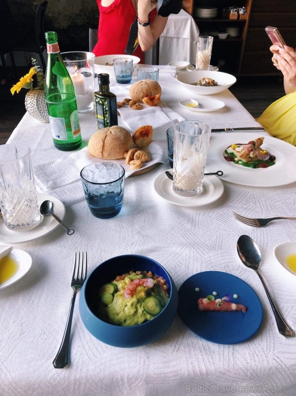 Skaistumkonkursu dalībniece Viktorija Brunova iesaka apmeklēt Itālijas restorānu «Grotta Palazzese Restaurant». Foto: Viktorija Brovuna Skaistumkonkursu dalībniece Viktorija Brunova iesaka apmeklēt Itālijas restorānu «Grotta Palazzese Restaurant». Foto: Viktorija Brovuna 279144