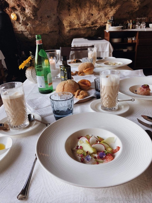 Skaistumkonkursu dalībniece Viktorija Brunova iesaka apmeklēt Itālijas restorānu «Grotta Palazzese Restaurant». Foto: Viktorija Brovuna Skaistumkonkursu dalībniece Viktorija Brunova iesaka apmeklēt Itālijas restorānu «Grotta Palazzese Restaurant». Foto: Viktorija Brovuna 279147