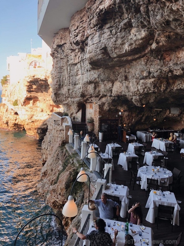 Skaistumkonkursu dalībniece Viktorija Brunova iesaka apmeklēt Itālijas restorānu «Grotta Palazzese Restaurant». Foto: Viktorija Brovuna Skaistumkonkursu dalībniece Viktorija Brunova iesaka apmeklēt Itālijas restorānu «Grotta Palazzese Restaurant». Foto: Viktorija Brovuna 279154