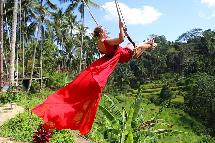 Travelnews.lv izbauda Bali lielās šūpoles «The Natural Terrace Swing». Atbalsta: «Turkish Airlines» un «365 Brīvdienas» Travelnews.lv izbauda Bali lielās šūpoles «The Natural Terrace Swing». Atbalsta: «Turkish Airlines» un «365 Brīvdienas» 279272