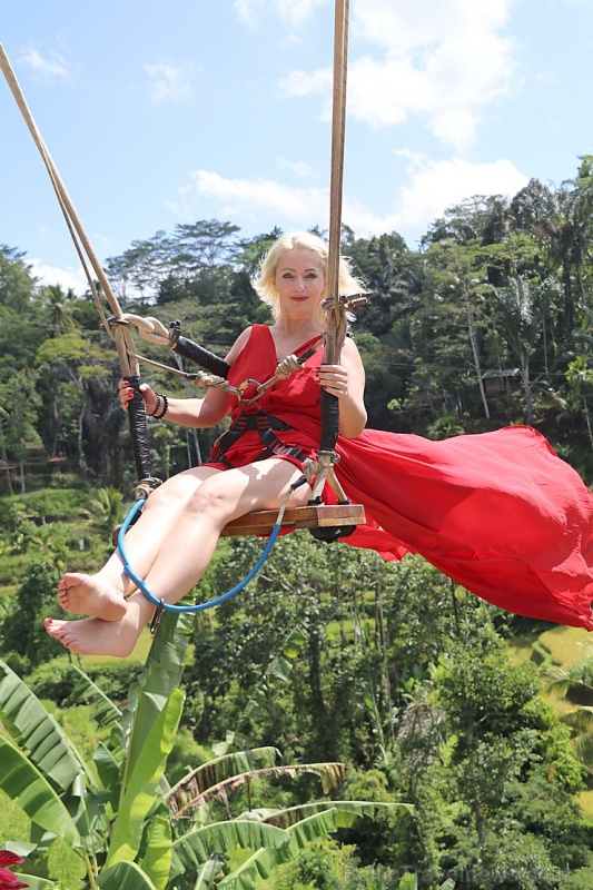 Travelnews.lv izbauda Bali lielās šūpoles «The Natural Terrace Swing». Atbalsta: «Turkish Airlines» un «365 Brīvdienas» Travelnews.lv izbauda Bali lielās šūpoles «The Natural Terrace Swing». Atbalsta: «Turkish Airlines» un «365 Brīvdienas» 279278
