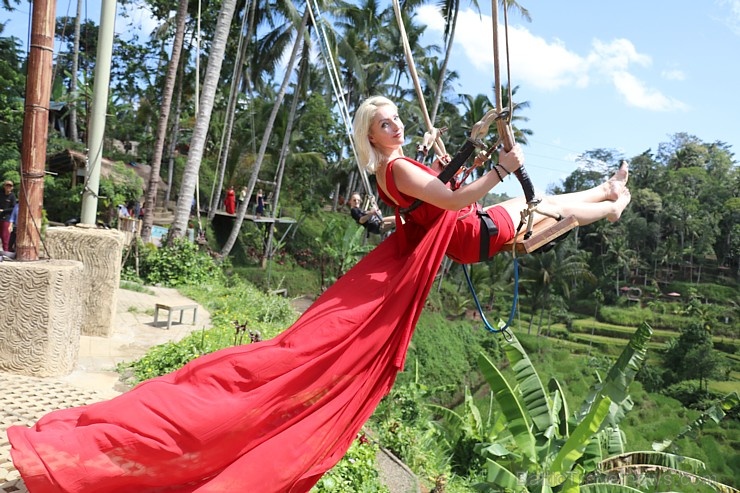 Travelnews.lv izbauda Bali lielās šūpoles «The Natural Terrace Swing». Atbalsta: «Turkish Airlines» un «365 Brīvdienas» Travelnews.lv izbauda Bali lielās šūpoles «The Natural Terrace Swing». Atbalsta: «Turkish Airlines» un «365 Brīvdienas» 279279