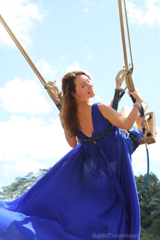 Travelnews.lv izbauda Bali lielās šūpoles «The Natural Terrace Swing». Atbalsta: «Turkish Airlines» un «365 Brīvdienas» Travelnews.lv izbauda Bali lielās šūpoles «The Natural Terrace Swing». Atbalsta: «Turkish Airlines» un «365 Brīvdienas» 279287