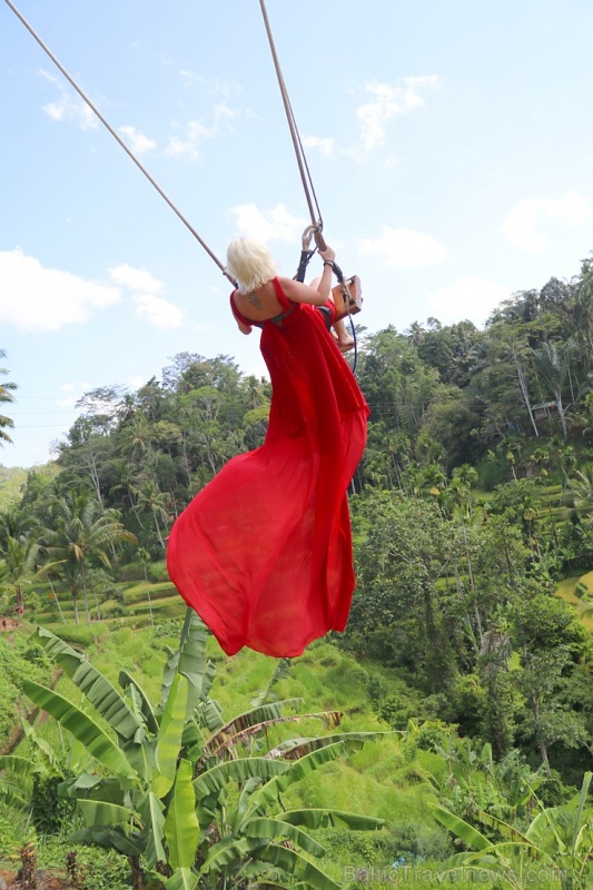 Travelnews.lv izbauda Bali lielās šūpoles «The Natural Terrace Swing». Atbalsta: «Turkish Airlines» un «365 Brīvdienas» Travelnews.lv izbauda Bali lielās šūpoles «The Natural Terrace Swing». Atbalsta: «Turkish Airlines» un «365 Brīvdienas» 279301