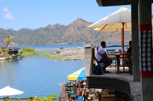 Travelnews.lv izbauda karsto avotu peldes «Batur Natural Hot Spring»