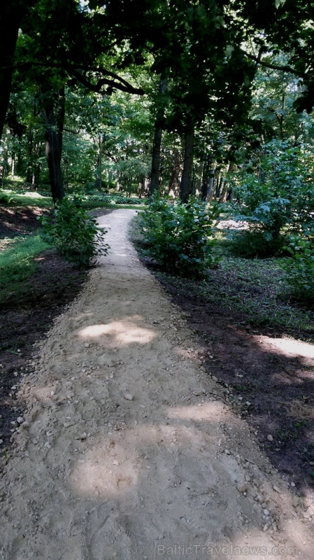 Riebiņu novada Galēnu pagasta Galēnu muižas kungu mājas priekšā atrodas franču dārzu stilā veidots regulāra plānojuma parks, kurā izveidota Filozofija 280408