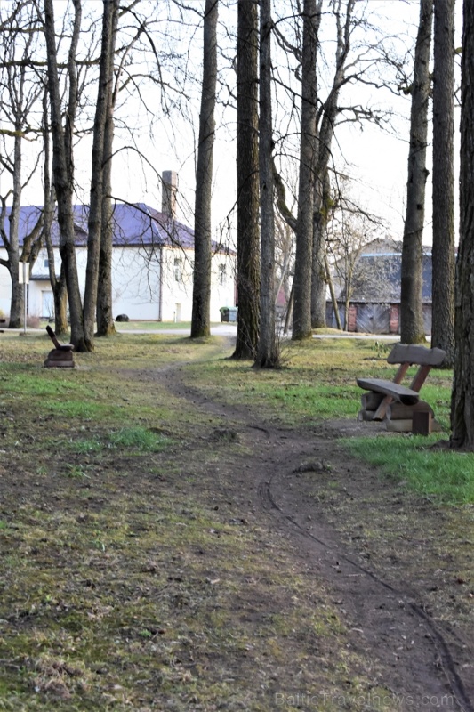 Riebiņu novada Galēnu pagasta Galēnu muižas kungu mājas priekšā atrodas franču dārzu stilā veidots regulāra plānojuma parks, kurā izveidota Filozofija Riebiņu novada Galēnu pagasta Galēnu muižas kungu mājas priekšā atrodas franču dārzu stilā veidots regulāra plānojuma parks, kurā izveidota Filozofija 280413