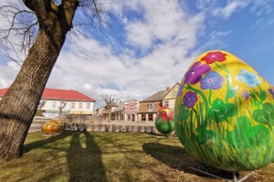 Tukuma pilsētu rotā raibas Lieldienu olas