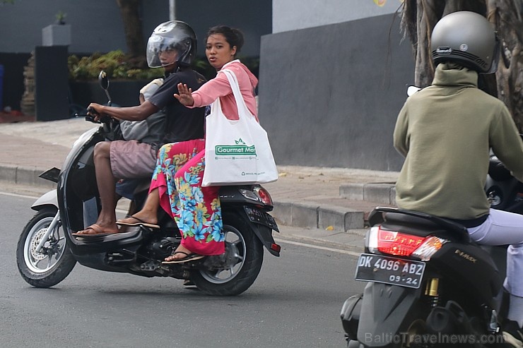 Motorolleri ir viens no svarīgākajiem transporta līdzekļiem Bali salā. «Turkish Airlines» un «365 Brīvdienas» Motorolleri ir viens no svarīgākajiem transporta līdzekļiem Bali salā. «Turkish Airlines» un «365 Brīvdienas» 280471