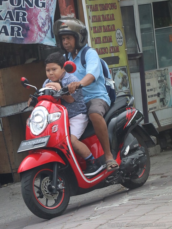 Motorolleri ir viens no svarīgākajiem transporta līdzekļiem Bali salā. «Turkish Airlines» un «365 Brīvdienas» Motorolleri ir viens no svarīgākajiem transporta līdzekļiem Bali salā. «Turkish Airlines» un «365 Brīvdienas» 280473