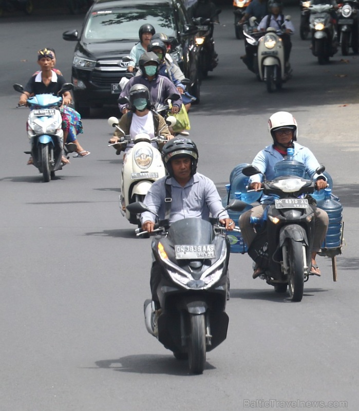 Motorolleri ir viens no svarīgākajiem transporta līdzekļiem Bali salā. «Turkish Airlines» un «365 Brīvdienas» Motorolleri ir viens no svarīgākajiem transporta līdzekļiem Bali salā. «Turkish Airlines» un «365 Brīvdienas» 280478