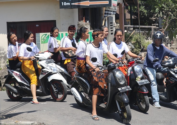 Motorolleri ir viens no svarīgākajiem transporta līdzekļiem Bali salā. «Turkish Airlines» un «365 Brīvdienas» Motorolleri ir viens no svarīgākajiem transporta līdzekļiem Bali salā. «Turkish Airlines» un «365 Brīvdienas» 280479