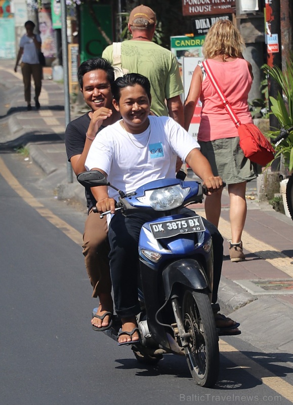 Motorolleri ir viens no svarīgākajiem transporta līdzekļiem Bali salā. «Turkish Airlines» un «365 Brīvdienas» Motorolleri ir viens no svarīgākajiem transporta līdzekļiem Bali salā. «Turkish Airlines» un «365 Brīvdienas» 280481