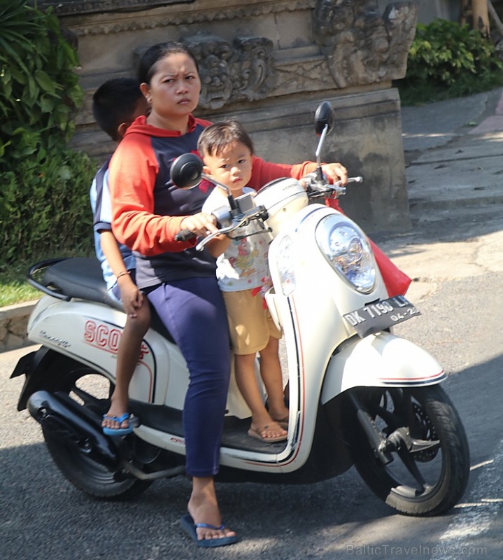 Motorolleri ir viens no svarīgākajiem transporta līdzekļiem Bali salā. «Turkish Airlines» un «365 Brīvdienas» Motorolleri ir viens no svarīgākajiem transporta līdzekļiem Bali salā. «Turkish Airlines» un «365 Brīvdienas» 280484