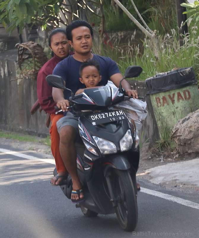 Motorolleri ir viens no svarīgākajiem transporta līdzekļiem Bali salā. «Turkish Airlines» un «365 Brīvdienas» Motorolleri ir viens no svarīgākajiem transporta līdzekļiem Bali salā. «Turkish Airlines» un «365 Brīvdienas» 280487
