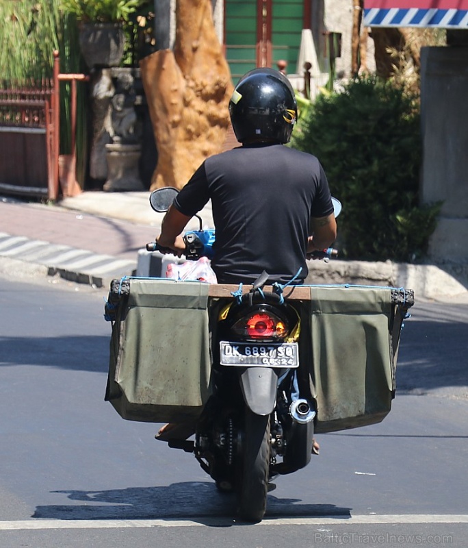 Motorolleri ir viens no svarīgākajiem transporta līdzekļiem Bali salā. «Turkish Airlines» un «365 Brīvdienas» Motorolleri ir viens no svarīgākajiem transporta līdzekļiem Bali salā. «Turkish Airlines» un «365 Brīvdienas» 280492