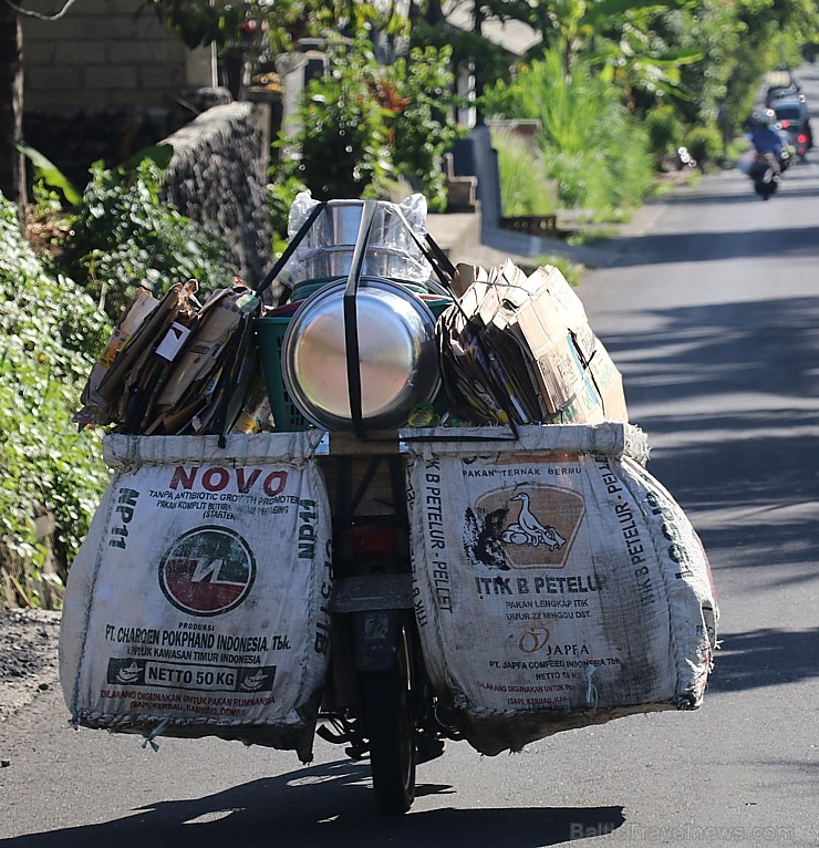 Motorolleri ir viens no svarīgākajiem transporta līdzekļiem Bali salā. «Turkish Airlines» un «365 Brīvdienas» Motorolleri ir viens no svarīgākajiem transporta līdzekļiem Bali salā. «Turkish Airlines» un «365 Brīvdienas» 280497