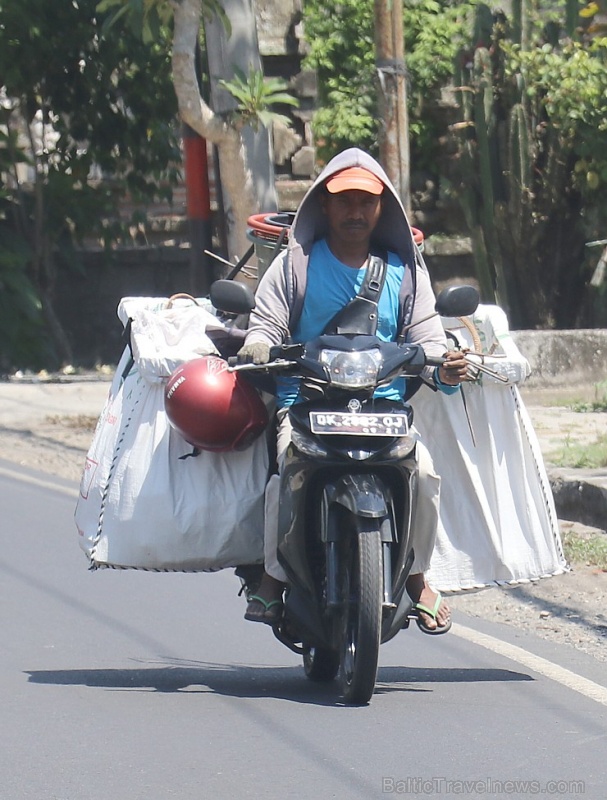 Motorolleri ir viens no svarīgākajiem transporta līdzekļiem Bali salā. «Turkish Airlines» un «365 Brīvdienas» Motorolleri ir viens no svarīgākajiem transporta līdzekļiem Bali salā. «Turkish Airlines» un «365 Brīvdienas» 280498