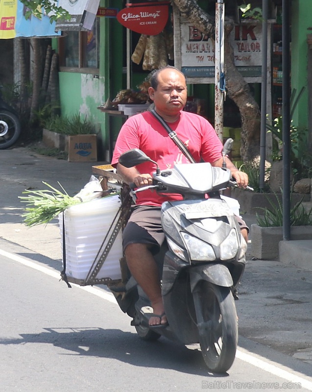 Motorolleri ir viens no svarīgākajiem transporta līdzekļiem Bali salā. «Turkish Airlines» un «365 Brīvdienas» Motorolleri ir viens no svarīgākajiem transporta līdzekļiem Bali salā. «Turkish Airlines» un «365 Brīvdienas» 280499