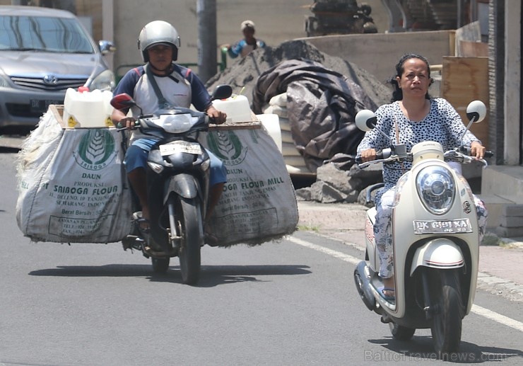 Motorolleri ir viens no svarīgākajiem transporta līdzekļiem Bali salā. «Turkish Airlines» un «365 Brīvdienas» Motorolleri ir viens no svarīgākajiem transporta līdzekļiem Bali salā. «Turkish Airlines» un «365 Brīvdienas» 280501