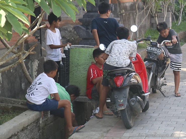 Motorolleri ir viens no svarīgākajiem transporta līdzekļiem Bali salā. «Turkish Airlines» un «365 Brīvdienas» Motorolleri ir viens no svarīgākajiem transporta līdzekļiem Bali salā. «Turkish Airlines» un «365 Brīvdienas» 280505