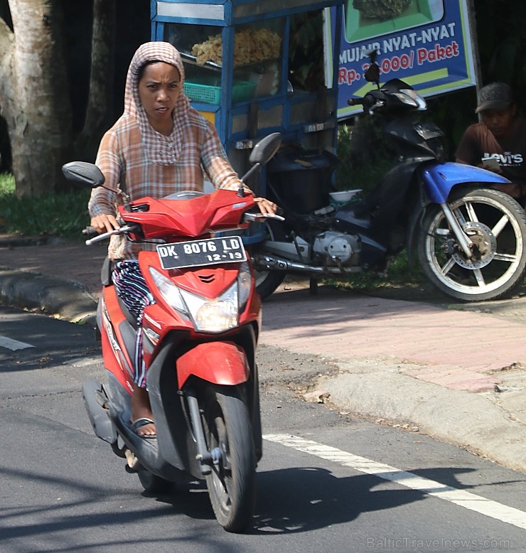 Motorolleri ir viens no svarīgākajiem transporta līdzekļiem Bali salā. «Turkish Airlines» un «365 Brīvdienas» Motorolleri ir viens no svarīgākajiem transporta līdzekļiem Bali salā. «Turkish Airlines» un «365 Brīvdienas» 280509