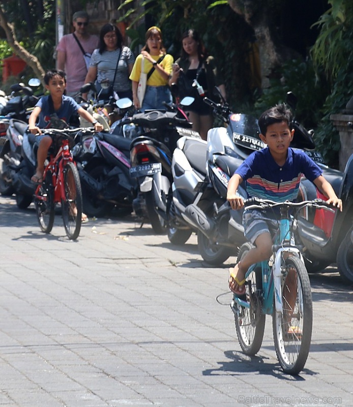 Motorolleri ir viens no svarīgākajiem transporta līdzekļiem Bali salā. «Turkish Airlines» un «365 Brīvdienas» Motorolleri ir viens no svarīgākajiem transporta līdzekļiem Bali salā. «Turkish Airlines» un «365 Brīvdienas» 280513