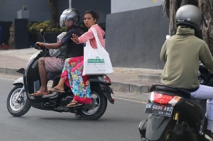 Motorolleri ir viens no svarīgākajiem transporta līdzekļiem Bali salā