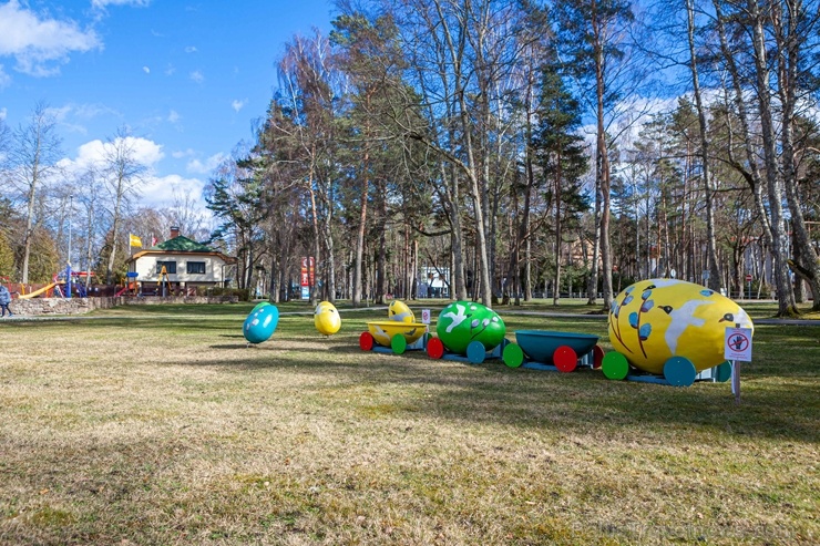 Jūrmala par prieku pilsētas iedzīvotājiem un viesiem saposusies Lieldienu rotās 280844