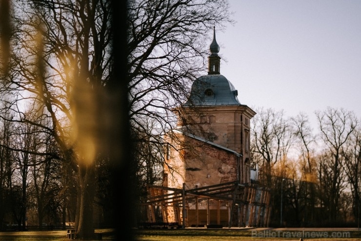 Parks atrodas līdzās Valmiermuižas alus darītavai un rūpi par tā apdzīvošanu un kultūrvēsturiskās vides saglabāšanu un atjaunošanu tur Parks atrodas līdzās Valmiermuižas alus darītavai un rūpi par tā apdzīvošanu un kultūrvēsturiskās vides saglabāšanu un atjaunošanu tur