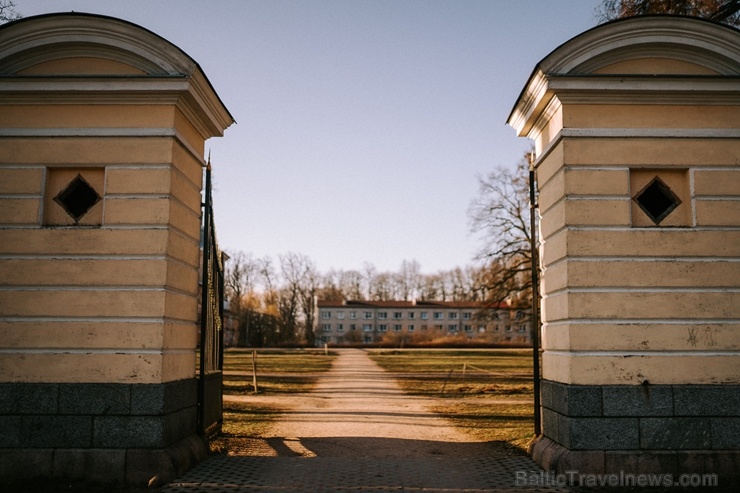 Parks atrodas līdzās Valmiermuižas alus darītavai un rūpi par tā apdzīvošanu un kultūrvēsturiskās vides saglabāšanu un atjaunošanu tur Parks atrodas līdzās Valmiermuižas alus darītavai un rūpi par tā apdzīvošanu un kultūrvēsturiskās vides saglabāšanu un atjaunošanu tur