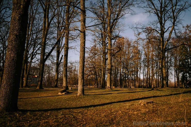 Parks atrodas līdzās Valmiermuižas alus darītavai un rūpi par tā apdzīvošanu un kultūrvēsturiskās vides saglabāšanu un atjaunošanu tur Parks atrodas līdzās Valmiermuižas alus darītavai un rūpi par tā apdzīvošanu un kultūrvēsturiskās vides saglabāšanu un atjaunošanu tur