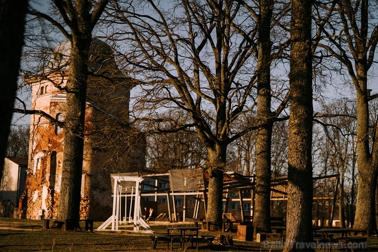 Parks atrodas līdzās Valmiermuižas alus darītavai un rūpi par tā apdzīvošanu un kultūrvēsturiskās vides saglabāšanu un atjaunošanu tur Parks atrodas līdzās Valmiermuižas alus darītavai un rūpi par tā apdzīvošanu un kultūrvēsturiskās vides saglabāšanu un atjaunošanu tur