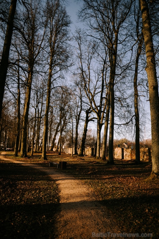 Parks atrodas līdzās Valmiermuižas alus darītavai un rūpi par tā apdzīvošanu un kultūrvēsturiskās vides saglabāšanu un atjaunošanu tur Parks atrodas līdzās Valmiermuižas alus darītavai un rūpi par tā apdzīvošanu un kultūrvēsturiskās vides saglabāšanu un atjaunošanu tur