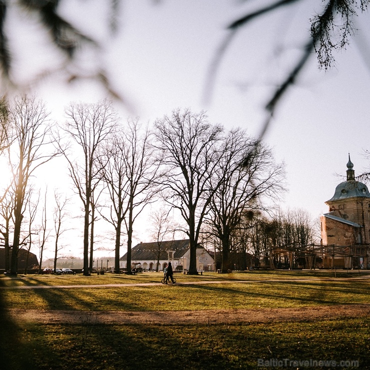 Parks atrodas līdzās Valmiermuižas alus darītavai un rūpi par tā apdzīvošanu un kultūrvēsturiskās vides saglabāšanu un atjaunošanu tur Parks atrodas līdzās Valmiermuižas alus darītavai un rūpi par tā apdzīvošanu un kultūrvēsturiskās vides saglabāšanu un atjaunošanu tur