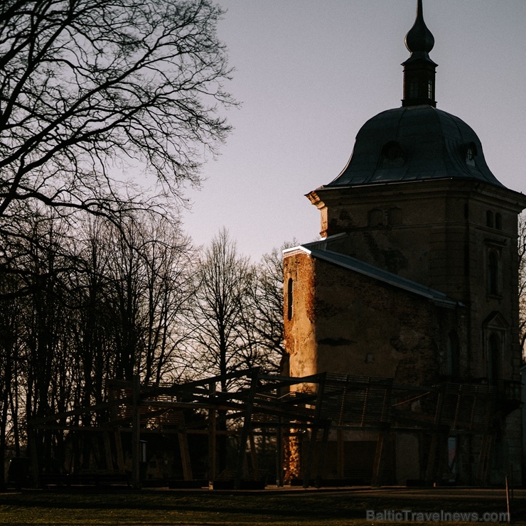 Parks atrodas līdzās Valmiermuižas alus darītavai un rūpi par tā apdzīvošanu un kultūrvēsturiskās vides saglabāšanu un atjaunošanu tur Parks atrodas līdzās Valmiermuižas alus darītavai un rūpi par tā apdzīvošanu un kultūrvēsturiskās vides saglabāšanu un atjaunošanu tur