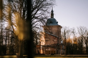 Valmiermuižas parkā var izbaudīt īpašu senatnes elpu un noskaņu