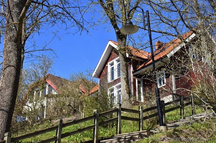 Talsu košajos ēku jumtos rotaļājas pavasaris 281535