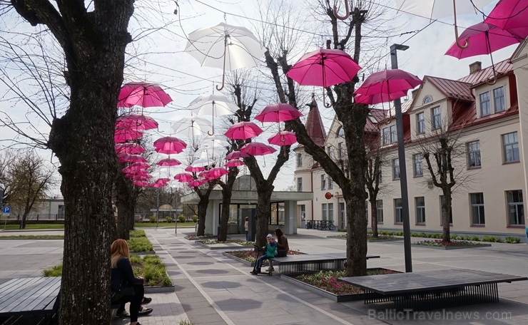 Šogad Brīvības ielu Ogrē rotā ne tikai valsts karogi, bet arī ar sarkaniem un baltiem lietussargiem izdekorēta liepu aleja Šogad Brīvības ielu Ogrē rotā ne tikai valsts karogi, bet arī ar sarkaniem un baltiem lietussargiem izdekorēta liepu aleja 281732