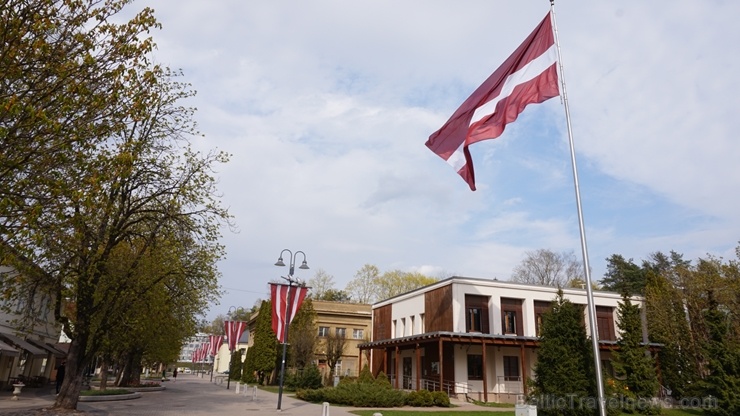 Šogad Brīvības ielu Ogrē rotā ne tikai valsts karogi, bet arī ar sarkaniem un baltiem lietussargiem izdekorēta liepu aleja Šogad Brīvības ielu Ogrē rotā ne tikai valsts karogi, bet arī ar sarkaniem un baltiem lietussargiem izdekorēta liepu aleja 281738