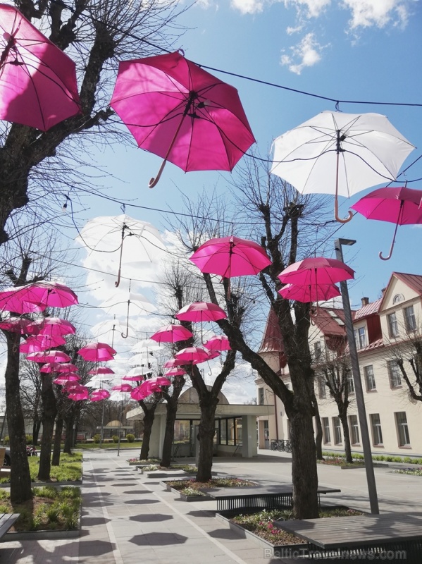 Šogad Brīvības ielu Ogrē rotā ne tikai valsts karogi, bet arī ar sarkaniem un baltiem lietussargiem izdekorēta liepu aleja Šogad Brīvības ielu Ogrē rotā ne tikai valsts karogi, bet arī ar sarkaniem un baltiem lietussargiem izdekorēta liepu aleja 281744