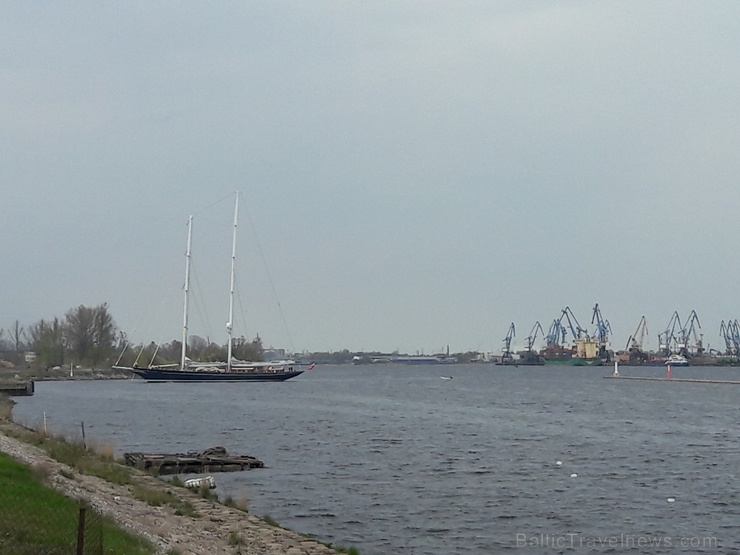Rīgas sporta burāšanas centra piestātnē Ķīpsalā 28.04.2020. ienākusi 52 metrus gara Jahta Rīgas sporta burāšanas centra piestātnē Ķīpsalā 28.04.2020. ienākusi 52 metrus gara Jahta