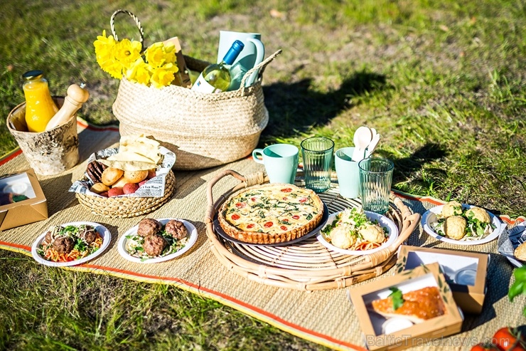 Restorāns Baltvilla sagatavojis īpašu piedāvājumu - svaigo uzkodu un desertu piknika grozu līdzņemšanai, ko baudīt, dodoties pastaigā uz mežu, jūru va Restorāns Baltvilla sagatavojis īpašu piedāvājumu - svaigo uzkodu un desertu piknika grozu līdzņemšanai, ko baudīt, dodoties pastaigā uz mežu, jūru va 281783