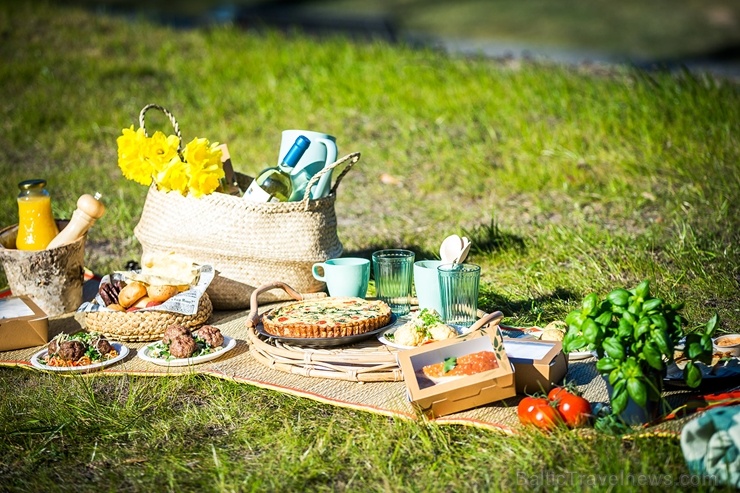 Restorāns Baltvilla sagatavojis īpašu piedāvājumu - svaigo uzkodu un desertu piknika grozu līdzņemšanai, ko baudīt, dodoties pastaigā uz mežu, jūru va Restorāns Baltvilla sagatavojis īpašu piedāvājumu - svaigo uzkodu un desertu piknika grozu līdzņemšanai, ko baudīt, dodoties pastaigā uz mežu, jūru va 281784