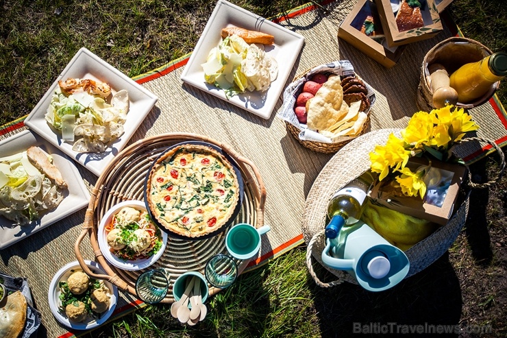 Restorāns Baltvilla sagatavojis īpašu piedāvājumu - svaigo uzkodu un desertu piknika grozu līdzņemšanai, ko baudīt, dodoties pastaigā uz mežu, jūru va Restorāns Baltvilla sagatavojis īpašu piedāvājumu - svaigo uzkodu un desertu piknika grozu līdzņemšanai, ko baudīt, dodoties pastaigā uz mežu, jūru va 281788