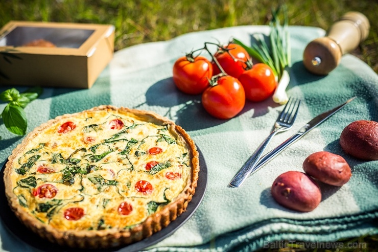 Restorāns Baltvilla sagatavojis īpašu piedāvājumu - svaigo uzkodu un desertu piknika grozu līdzņemšanai, ko baudīt, dodoties pastaigā uz mežu, jūru va Restorāns Baltvilla sagatavojis īpašu piedāvājumu - svaigo uzkodu un desertu piknika grozu līdzņemšanai, ko baudīt, dodoties pastaigā uz mežu, jūru va 281801